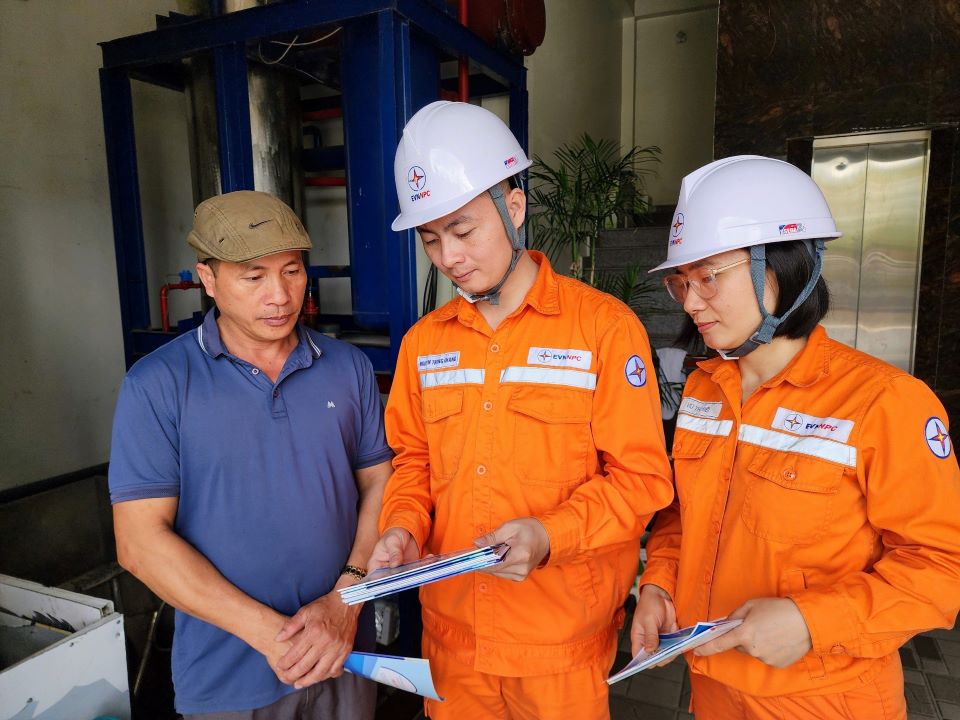 Phóng sự truyền hình: Tiết kiệm điện hãy cùng hành động vì mục tiêu chung